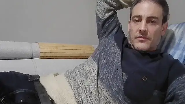 Snapshot of basquehotboy chatting on 11/25/25, 11:05 basquehotboy online show from 11/25/25, 11:05