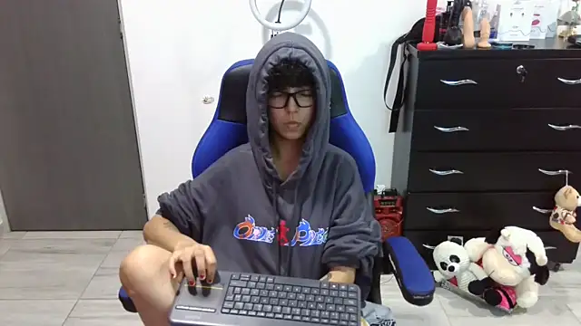 Snapshot of thomascooper7 chatting on 03/11/26, 01:00 thomascooper7 online show from 03/11/26, 01:00