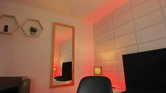 Christine Laam online show from 11/08/25, 12:49