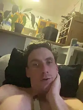 Snapshot of bradleyjamesmc chatting on 02/13/25, 04:28 bradleyjamesmc online show from 02/13/25, 04:28