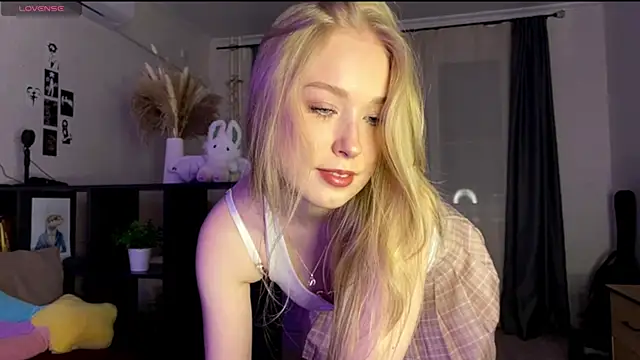 Snapshot of SweetDarcy chatting on 10/23/25, 03:22 SweetDarcy online show from 10/23/25, 03:22