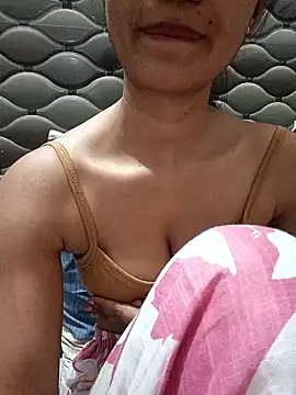 Snapshot of Rajni-Mehra chatting on 12/23/25, 04:32 Rajni-Mehra online show from 12/23/25, 04:32