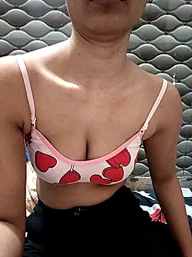 Snapshot of Rajni-Mehra chatting on 02/06/26, 05:34 Rajni-Mehra online show from 02/06/26, 05:34