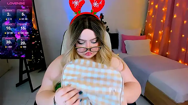 Snapshot of love_insidee chatting on 12/24/24, 03:05 love insidee online show from 12/24/24, 03:05