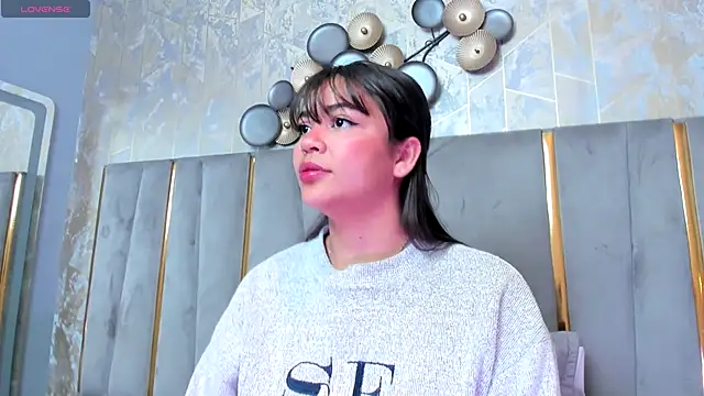 Snapshot of KimDevinne chatting on 12/19/25, 02:07 KimDevinne online show from 12/19/25, 02:07