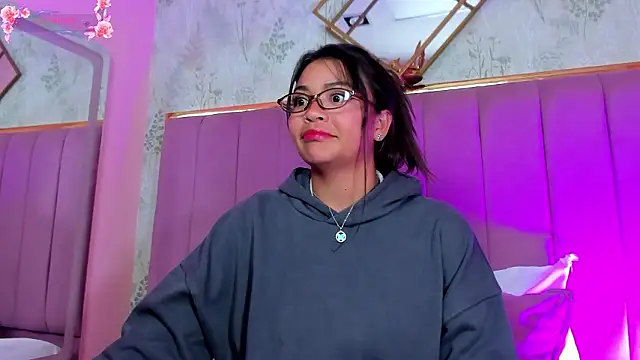 Snapshot of KimDevinne chatting on 02/18/26, 02:51 KimDevinne online show from 02/18/26, 02:51