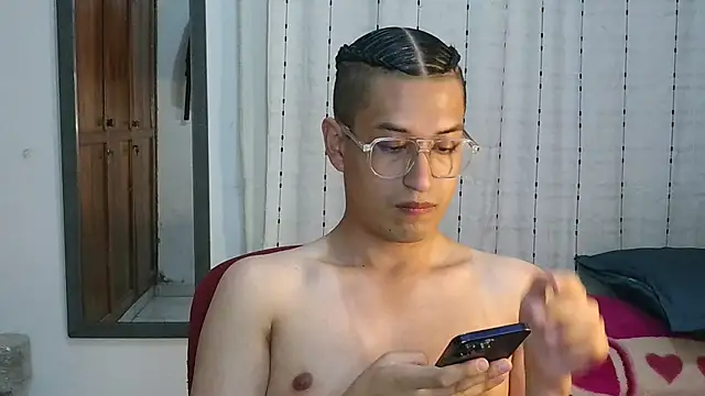 Snapshot of Orionferrer- chatting on 11/19/25, 04:23 Orionferrer- online show from 11/19/25, 04:23