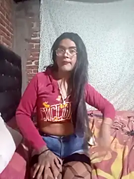 yovana13 online show from 10/29/25, 10:39