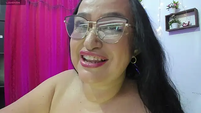 Gia Nahomi online show from 11/17/25, 09:53