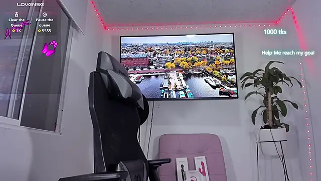 Snapshot of emily_palmeer chatting on 12/22/25, 11:18 emily palmeer online show from 12/22/25, 11:18