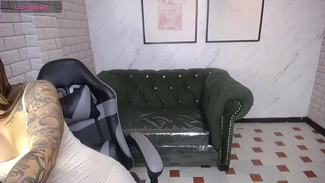 Snapshot of _Charlotte_v chatting on 12/10/24, 01:55 Charlotte v online show from 12/10/24, 01:55