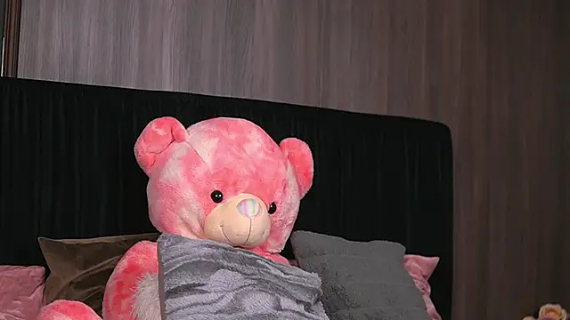 Snapshot of CataleyaKirk chatting on 12/17/24, 04:43 CataleyaKirk online show from 12/17/24, 04:43