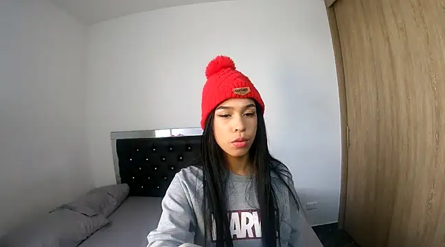 hot quenn online show from 12/29/24, 08:04