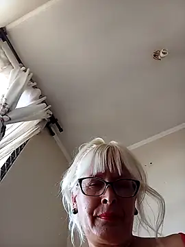 Snapshot of Rousmk1 chatting on 12/16/24, 01:11 Rousmk1 online show from 12/16/24, 01:11