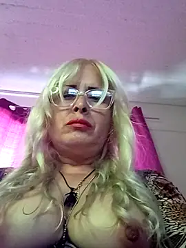 Snapshot of Rousmk1 chatting on 12/02/25, 01:28 Rousmk1 online show from 12/02/25, 01:28