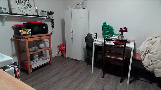 Snapshot of Kittyymaze1 chatting on 12/21/25, 12:34 Kittyymaze1 online show from 12/21/25, 12:34