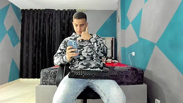 Snapshot of simookeler chatting on 02/13/25, 10:33 simookeler online show from 02/13/25, 10:33