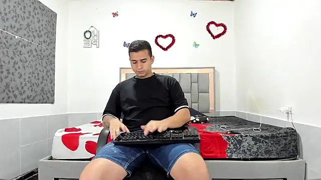 Snapshot of simookeler chatting on 10/06/25, 11:18 simookeler online show from 10/06/25, 11:18