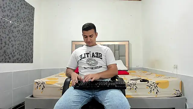 Snapshot of simookeler chatting on 11/26/25, 10:55 simookeler online show from 11/26/25, 10:55