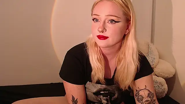 Snapshot of chloe_levine chatting on 09/10/25, 01:49 chloe levine online show from 09/10/25, 01:49