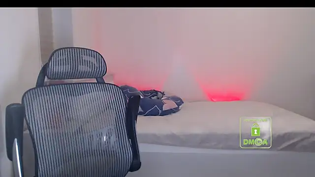 Snapshot of cute_and_hot chatting on 11/19/25, 03:45 cute and hot online show from 11/19/25, 03:45