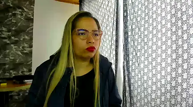 Snapshot of MISSLAUR4 chatting on 01/06/25, 04:02 MISSLAUR4 online show from 01/06/25, 04:02