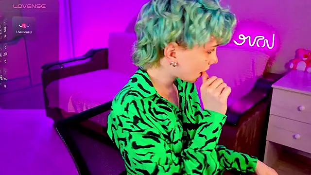 Snapshot of School_Love chatting on 12/06/24, 04:17 School Love online show from 12/06/24, 04:17