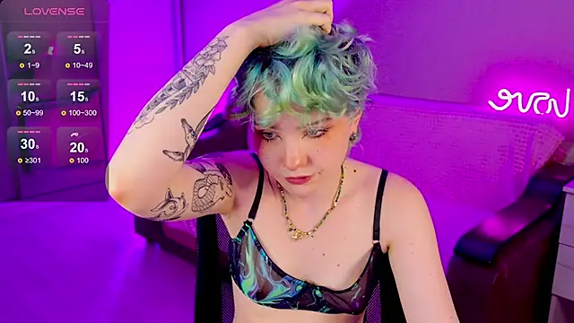 Snapshot of School_Love chatting on 01/17/25, 04:15 School Love online show from 01/17/25, 04:15