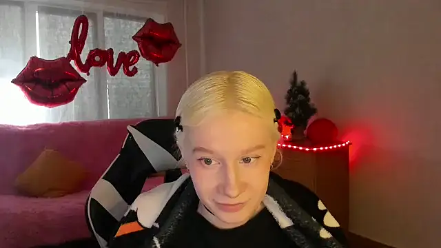 Snapshot of EnigmaSee chatting on 03/19/26, 01:53 EnigmaSee online show from 03/19/26, 01:53