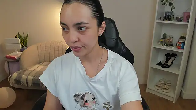 Snapshot of _BellaEvans_ chatting on 04/20/26, 04:37 BellaEvans online show from 04/20/26, 04:37