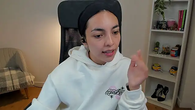 Snapshot of _BellaEvans_ chatting on 06/11/26, 04:32 BellaEvans online show from 06/11/26, 04:32