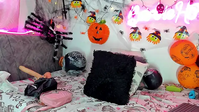 BarbieHotLaura online show from 10/18/25, 06:41