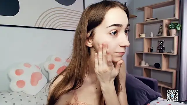 Snapshot of PollyBeev chatting on 10/06/25, 07:28 PollyBeev online show from 10/06/25, 07:28