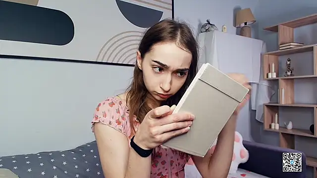 Snapshot of PollyBeev chatting on 10/27/25, 07:34 PollyBeev online show from 10/27/25, 07:34