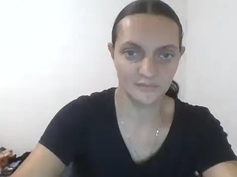 Snapshot of Vimed19 chatting on 10/19/25, 04:40 Vimed19 online show from 10/19/25, 04:40