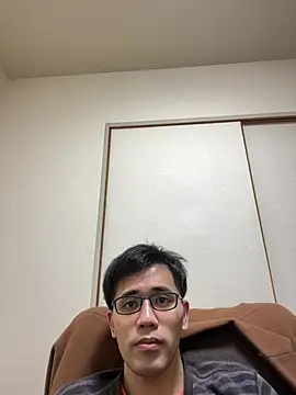 Snapshot of ryusei18570 chatting on 03/04/25, 05:45 ryusei18570 online show from 03/04/25, 05:45