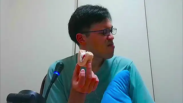 Snapshot of ryusei18570 chatting on 01/12/26, 01:27 ryusei18570 online show from 01/12/26, 01:27