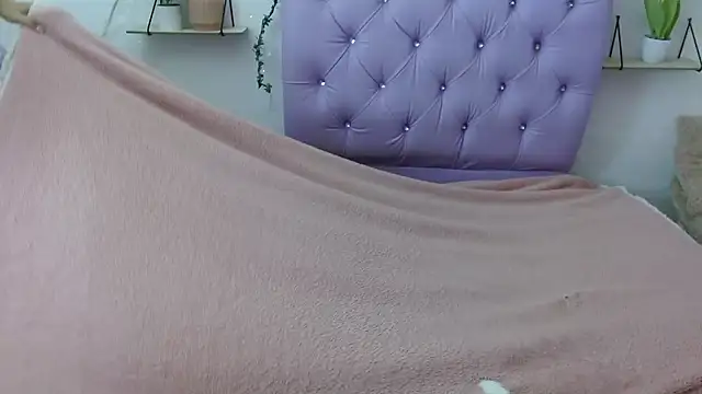 Snapshot of Freyja_01 chatting on 09/21/25, 04:19 Freyja 01 online show from 09/21/25, 04:19