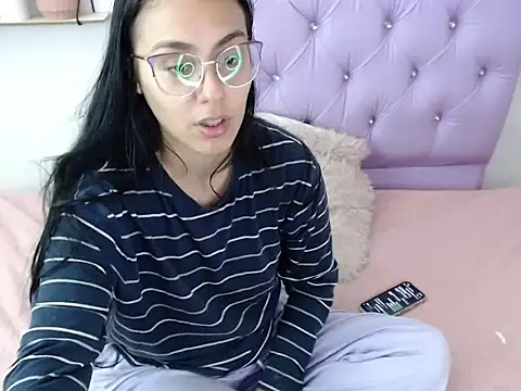 Snapshot of Freyja_01 chatting on 10/05/25, 02:32 Freyja 01 online show from 10/05/25, 02:32