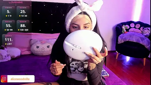 Snapshot of Alice_woodville chatting on 01/02/25, 10:11 Alice woodville online show from 01/02/25, 10:11