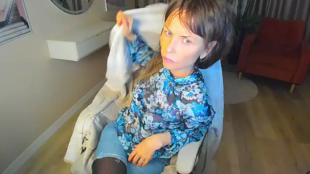 Elizabe th online show from 02/06/25, 10:21