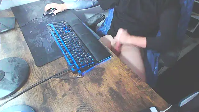 Snapshot of WouldLovetoFuckYou666 chatting on 12/04/25, 12:03 WouldLovetoFuckYou666 online show from 12/04/25, 12:03