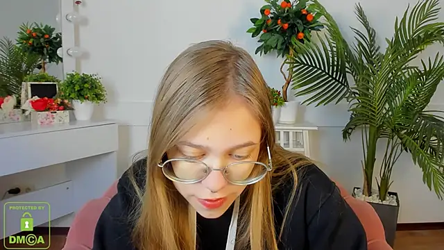 Snapshot of LayriantaVee chatting on 10/12/25, 06:12 LayriantaVee online show from 10/12/25, 06:12