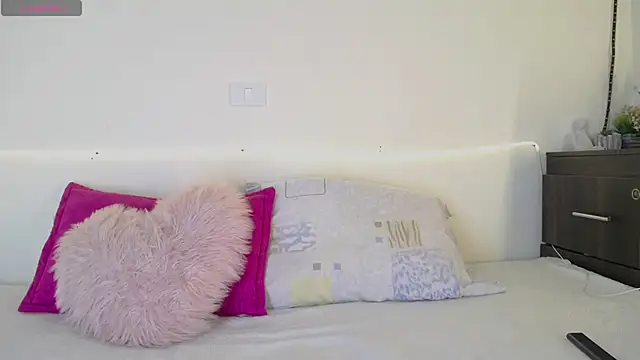 Snapshot of shysweets chatting on 06/04/26, 02:01 shysweets online show from 06/04/26, 02:01