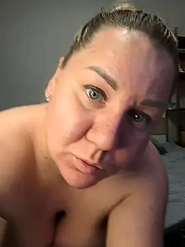Snapshot of Anna_Curvy chatting on 04/17/26, 04:37 Anna Curvy online show from 04/17/26, 04:37