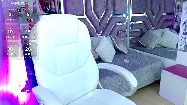 AliceWalker 11 online show from 11/12/25, 09:14