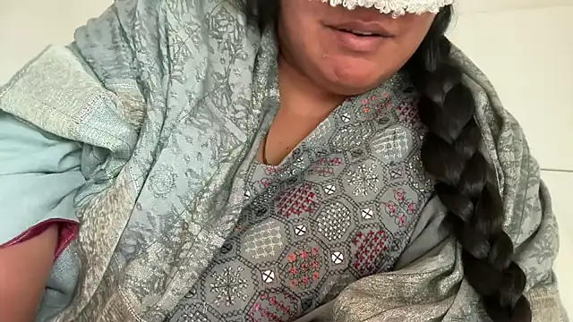 Snapshot of MashaCL chatting on 10/08/25, 09:18 MashaCL online show from 10/08/25, 09:18