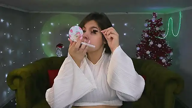 Snapshot of showmeparadise chatting on 12/15/24, 12:06 showmeparadise online show from 12/15/24, 12:06