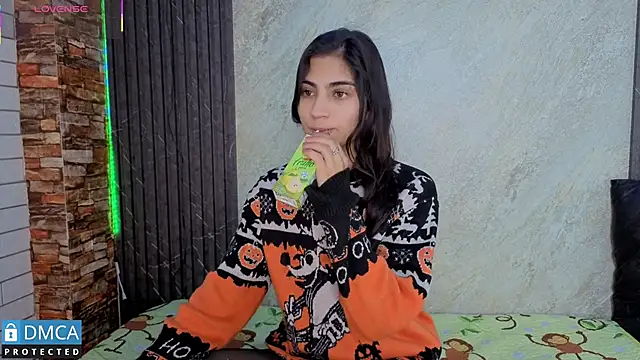 Snapshot of SolBeaumont1 chatting on 09/10/25, 07:36 SolBeaumont1 online show from 09/10/25, 07:36