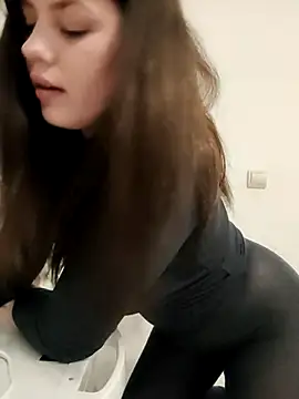 Snapshot of leeya_lee chatting on 03/22/25, 12:17 leeya lee online show from 03/22/25, 12:17